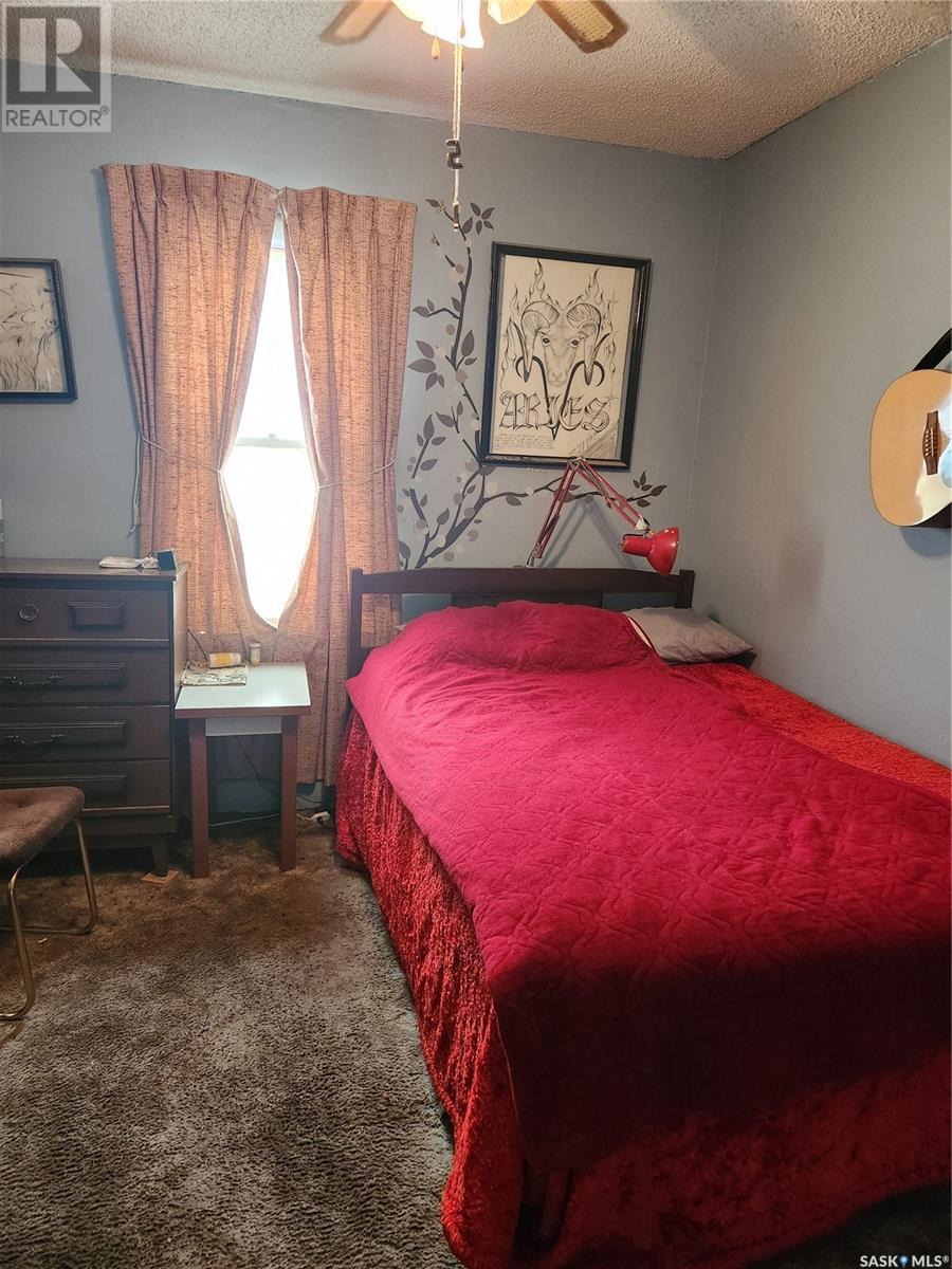 Photo 11 of 427 Home Street W, Moose Jaw SK