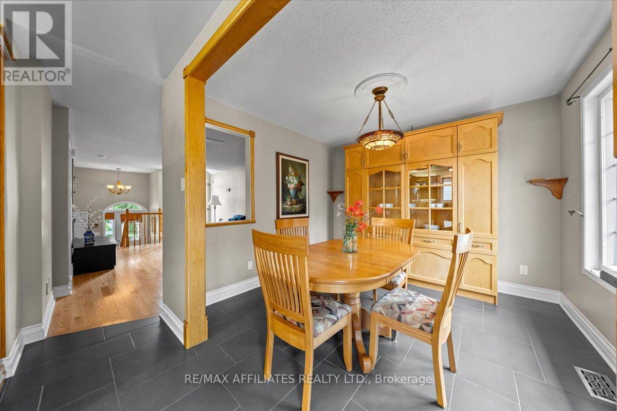 Photo 4 of 1694 Toulouse Crescent, Ottawa ON