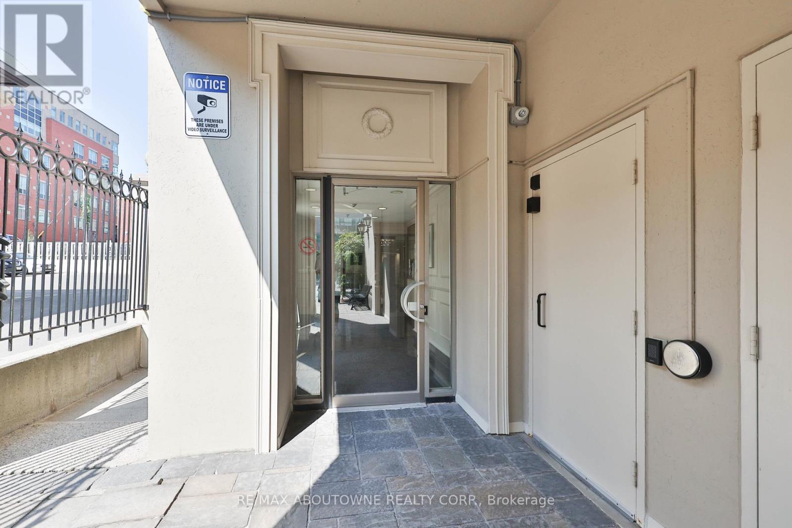 Photo 5 of 1103 415 Locust Street, Burlington ON