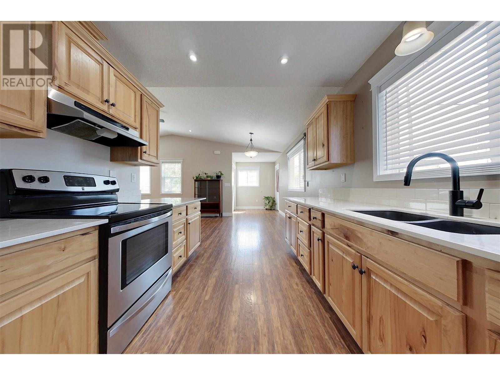 Photo 6 of 415 16th Avenue N, Creston BC