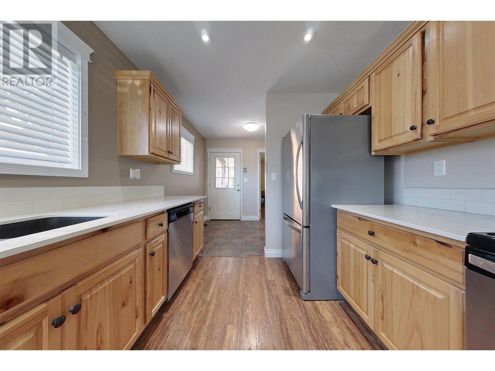 Photo 5 of 415 16th Avenue N, Creston BC