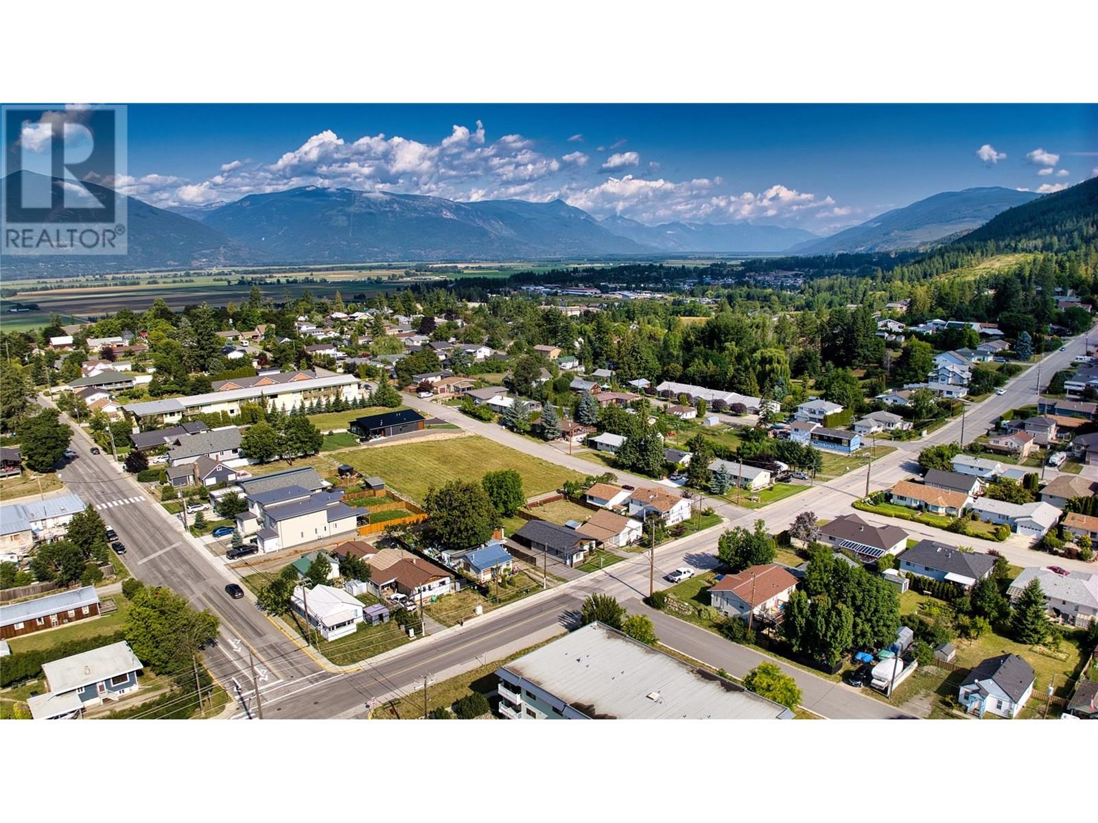 Photo 22 of 415 16th Avenue N, Creston BC