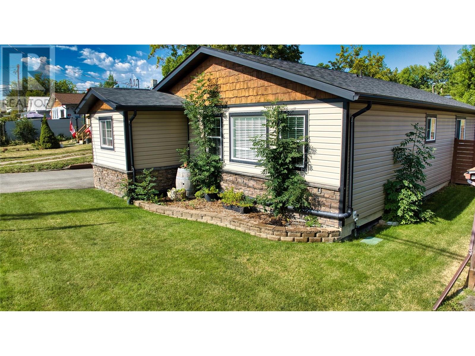 Photo 3 of 415 16th Avenue N, Creston BC