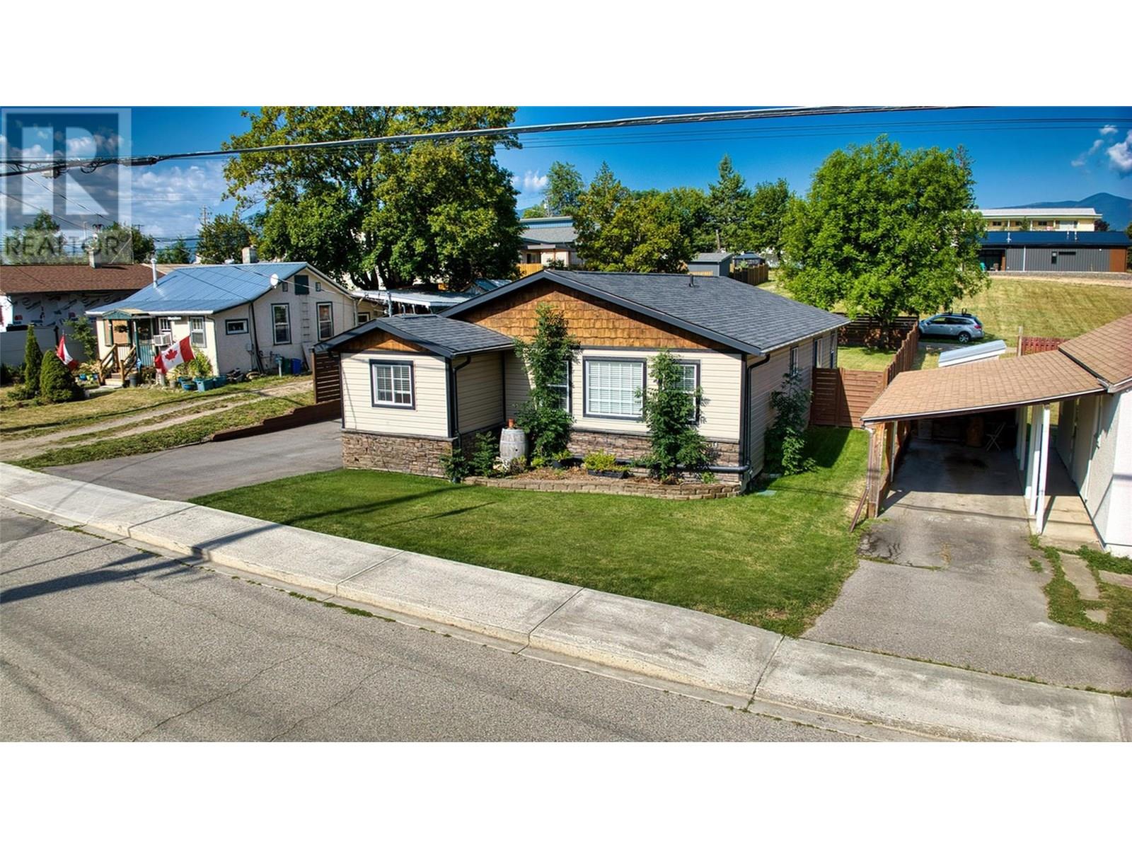Photo 4 of 415 16th Avenue N, Creston BC