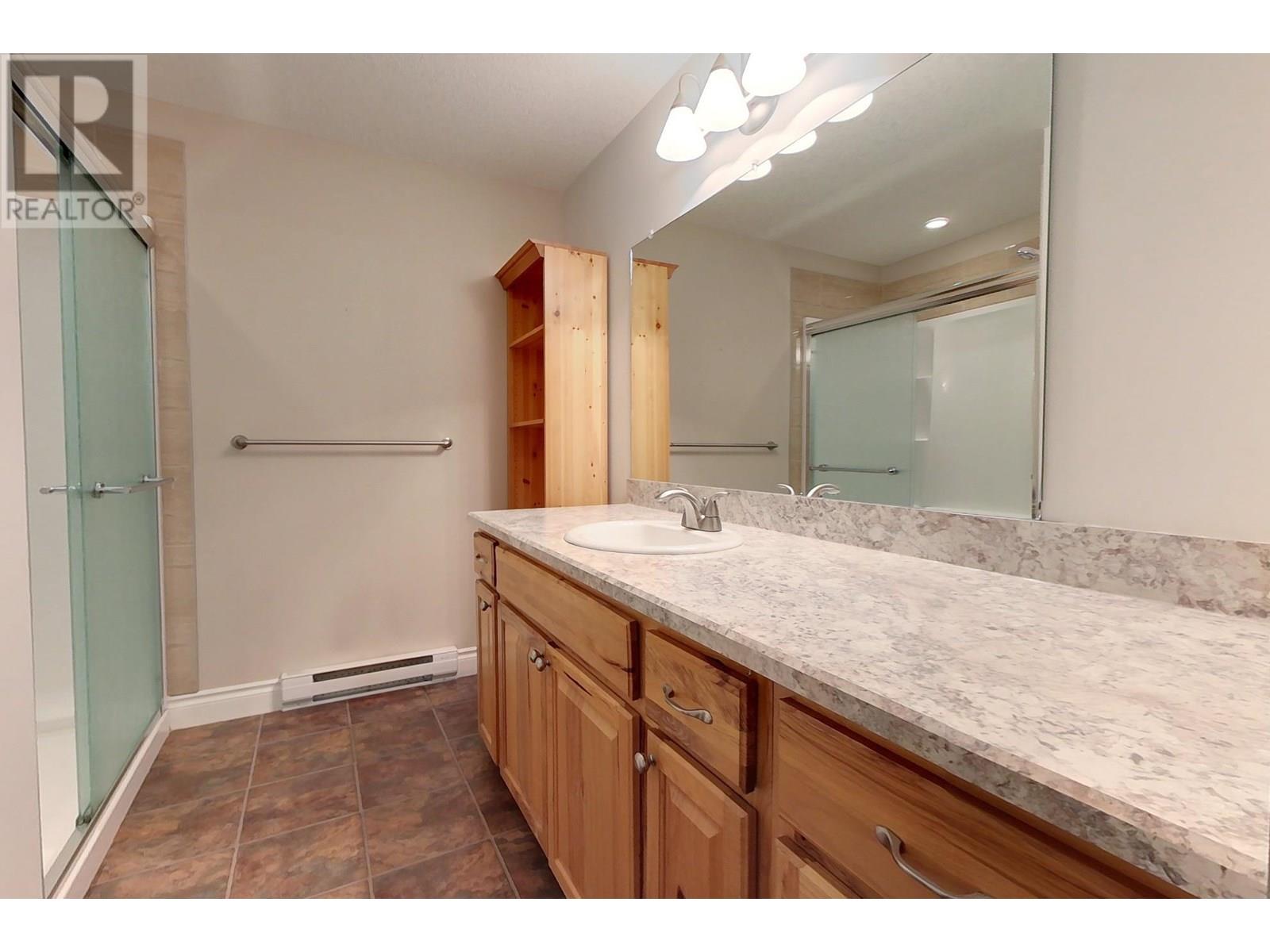 Photo 10 of 415 16th Avenue N, Creston BC