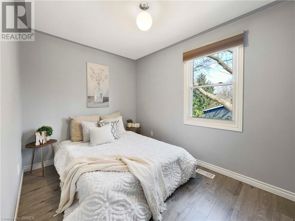 Photo 16 of 30 Lingwood Drive, Waterford ON
