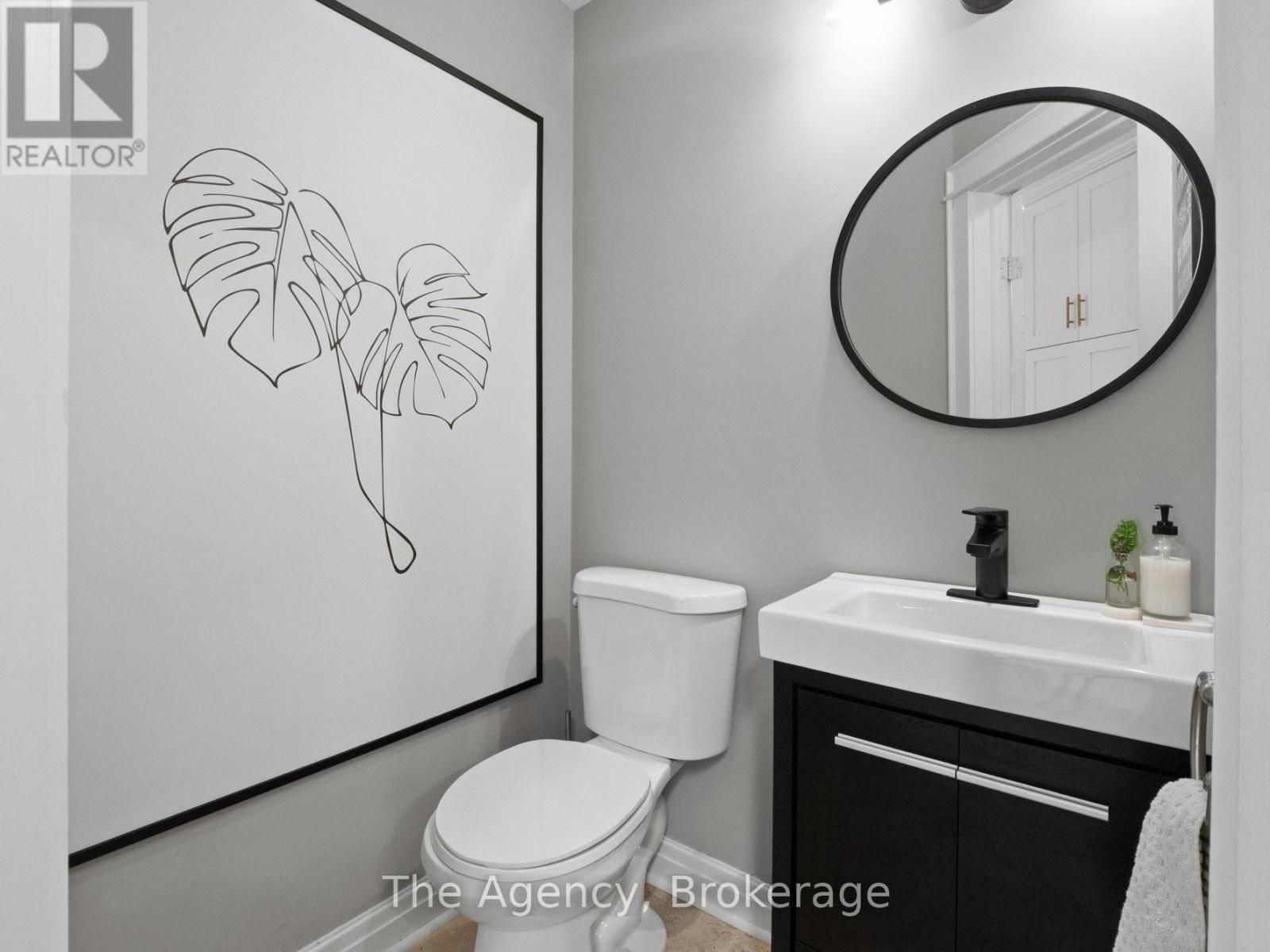 Photo 37 of 10 Westwood Drive, Port Colborne ON