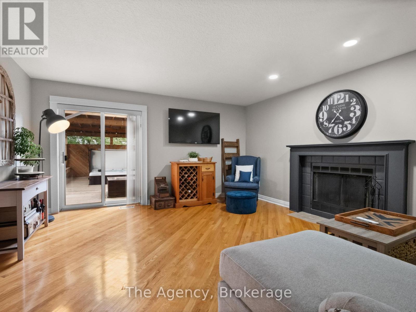 Photo 2 of 10 Westwood Drive, Port Colborne ON
