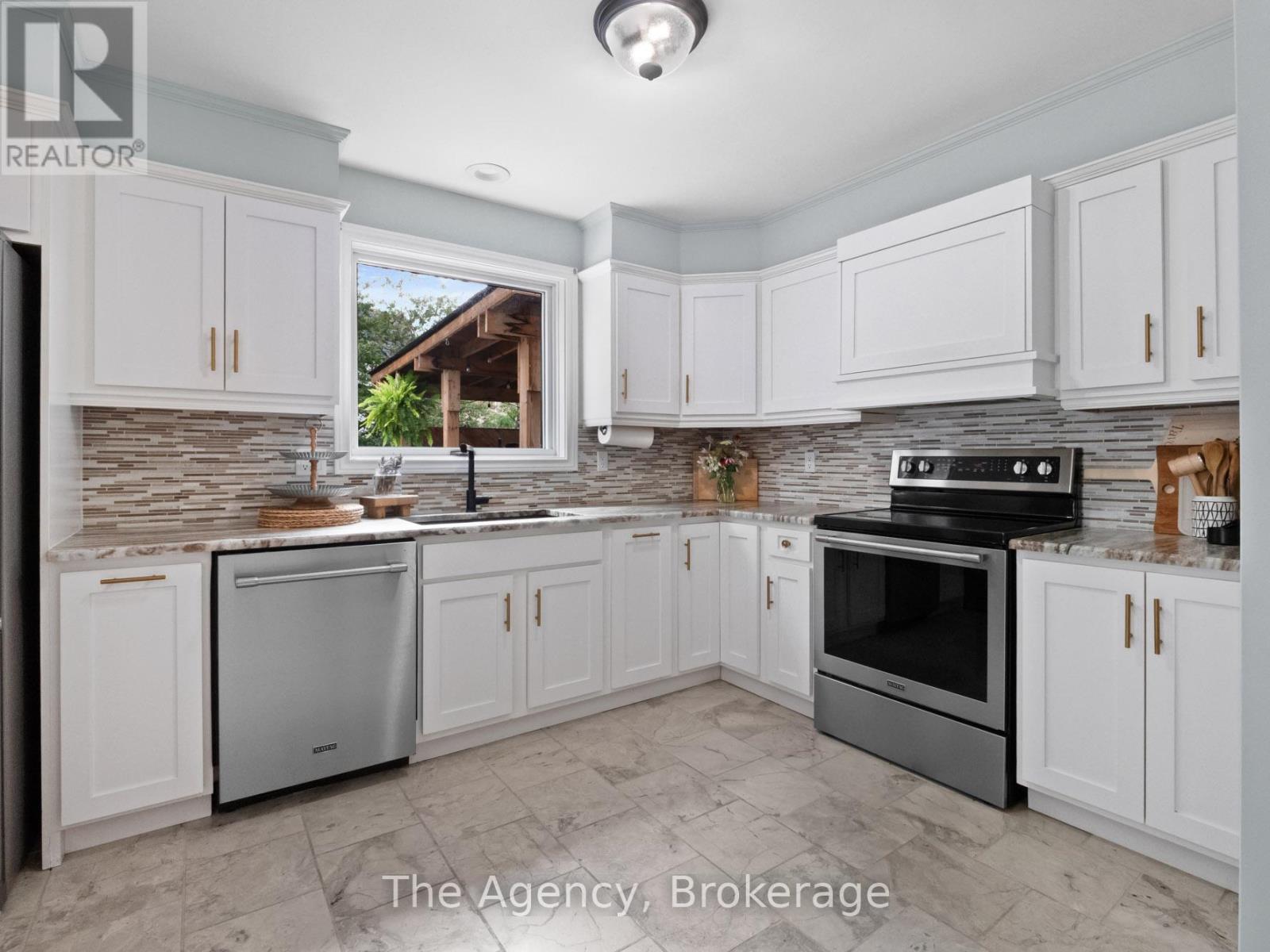 Photo 5 of 10 Westwood Drive, Port Colborne ON