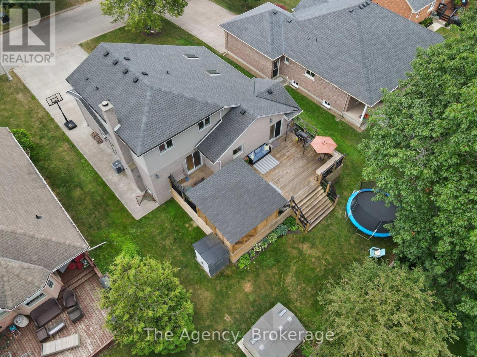 Photo 39 of 10 Westwood Drive, Port Colborne ON