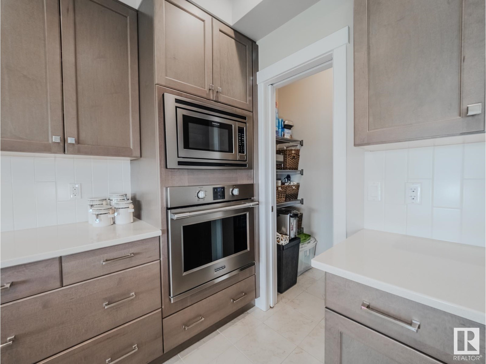 Photo 14 of 9756 222 St Nw, Edmonton AB