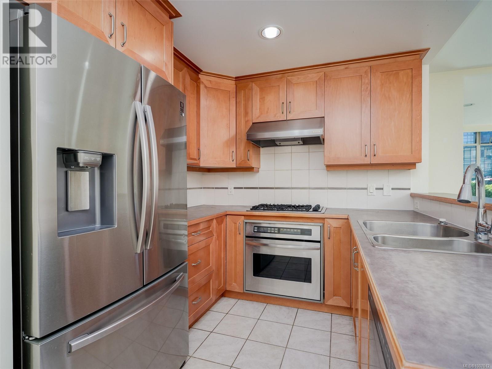 Photo 3 of 14 21 Dallas Rd, Victoria BC