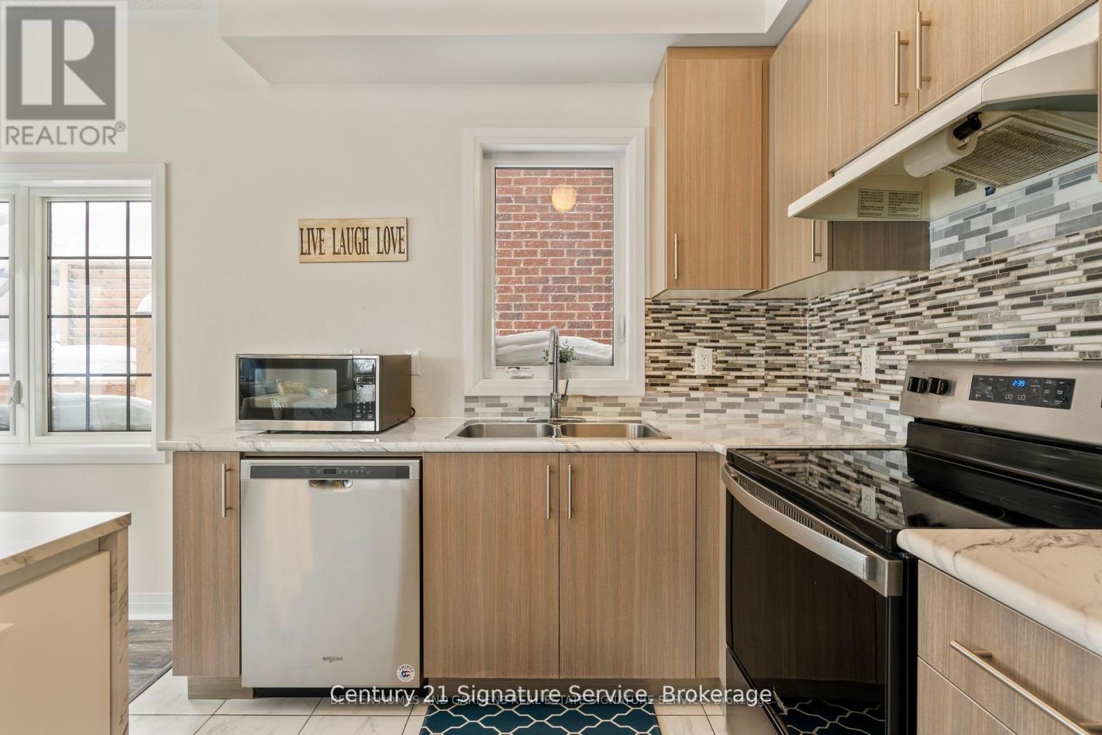 Photo 32 of 42 Bedford Estates Crescent, Barrie ON