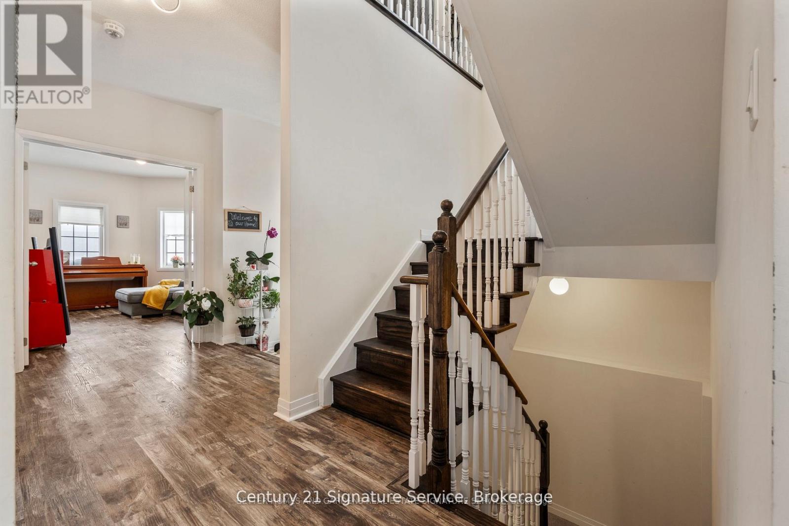 Photo 8 of 42 Bedford Estates Crescent, Barrie ON