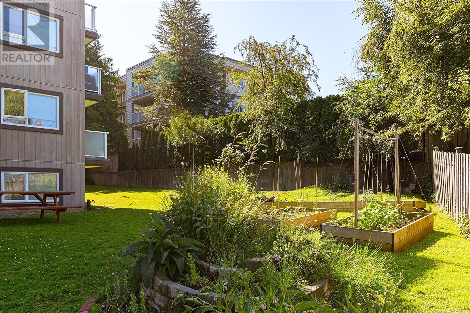 Photo 17 of 406 3252 Glasgow Ave, Saanich BC
