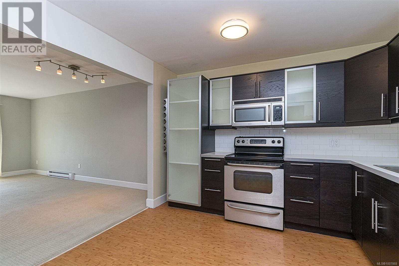 Photo 16 of 406 3252 Glasgow Ave, Saanich BC