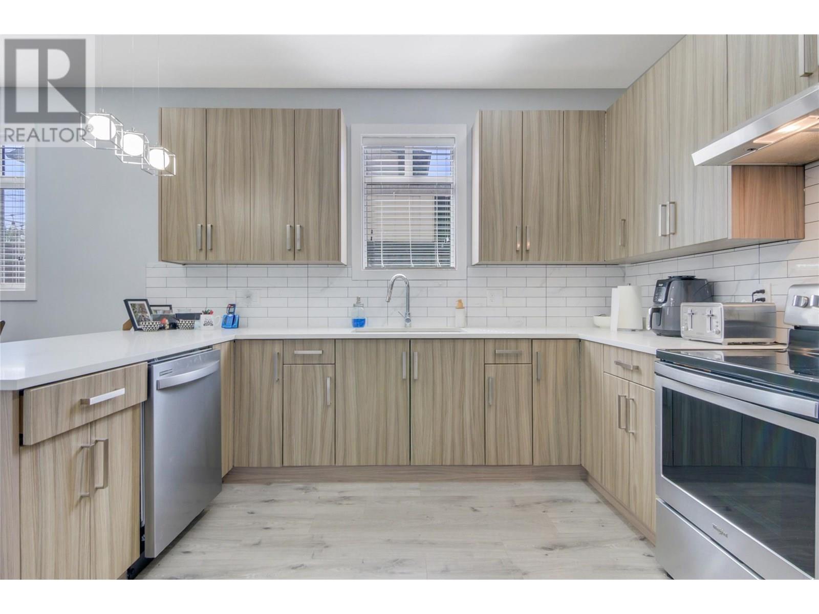 Photo 8 of 825 Cadder Avenue Unit 3, Kelowna BC