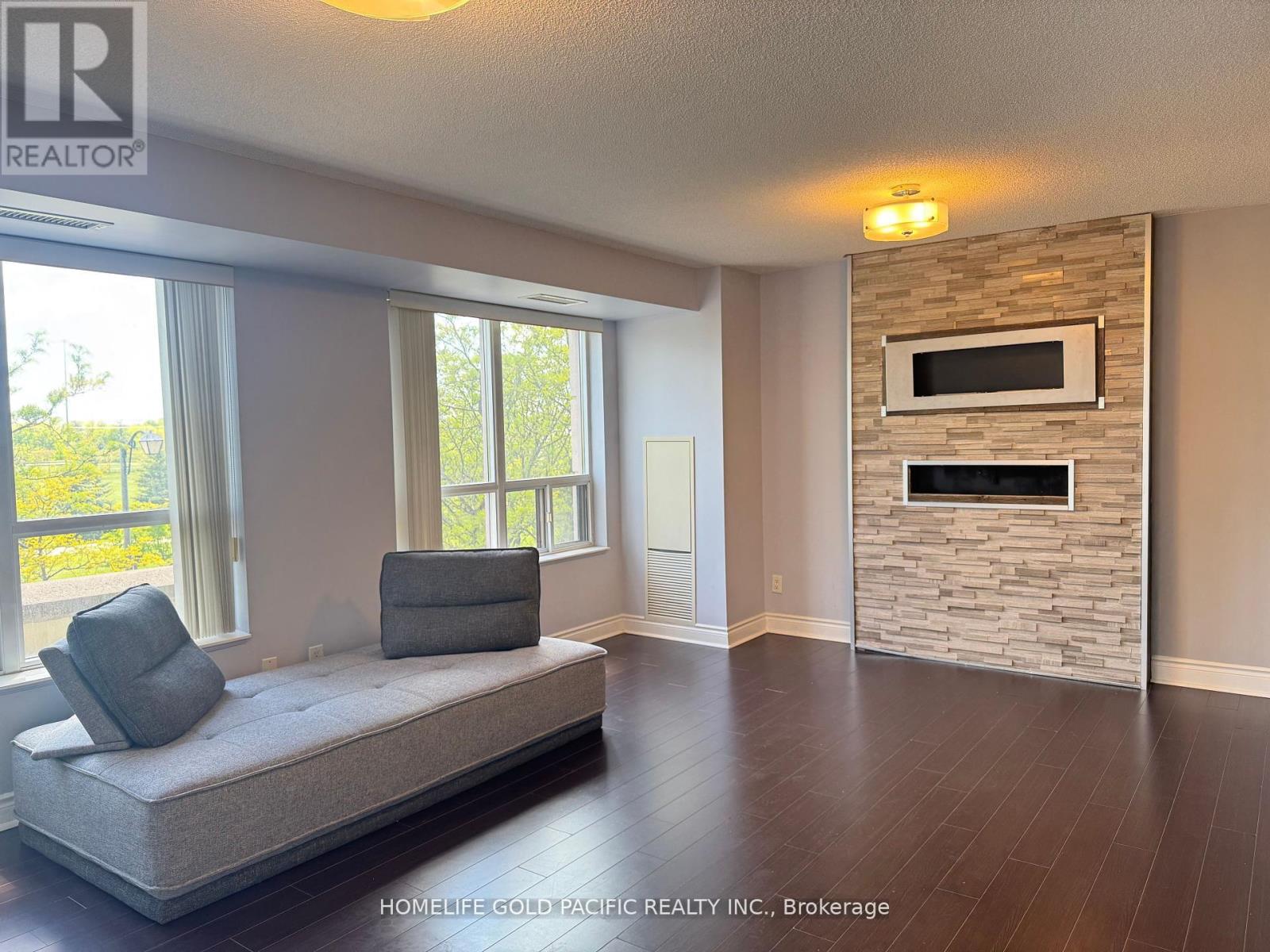 Photo 6 of 207 37 Galleria Parkway, Markham ON