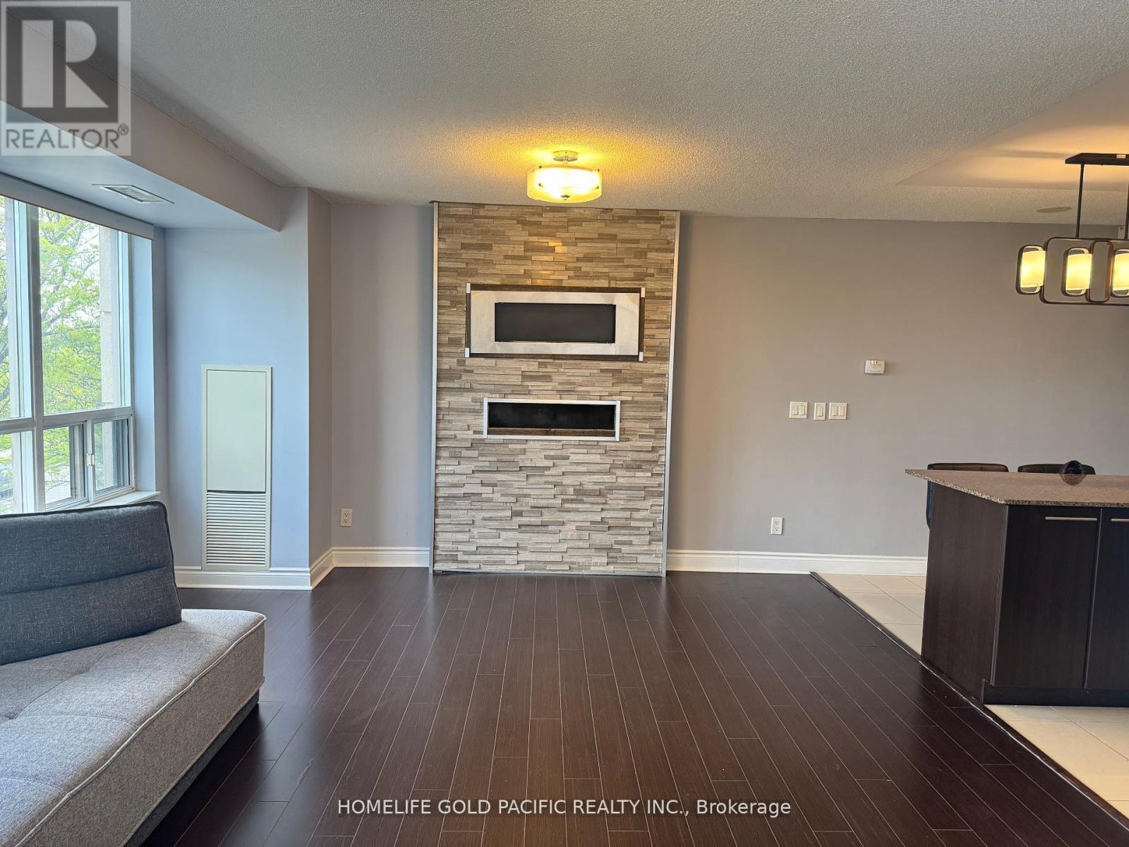 Photo 7 of 207 37 Galleria Parkway, Markham ON