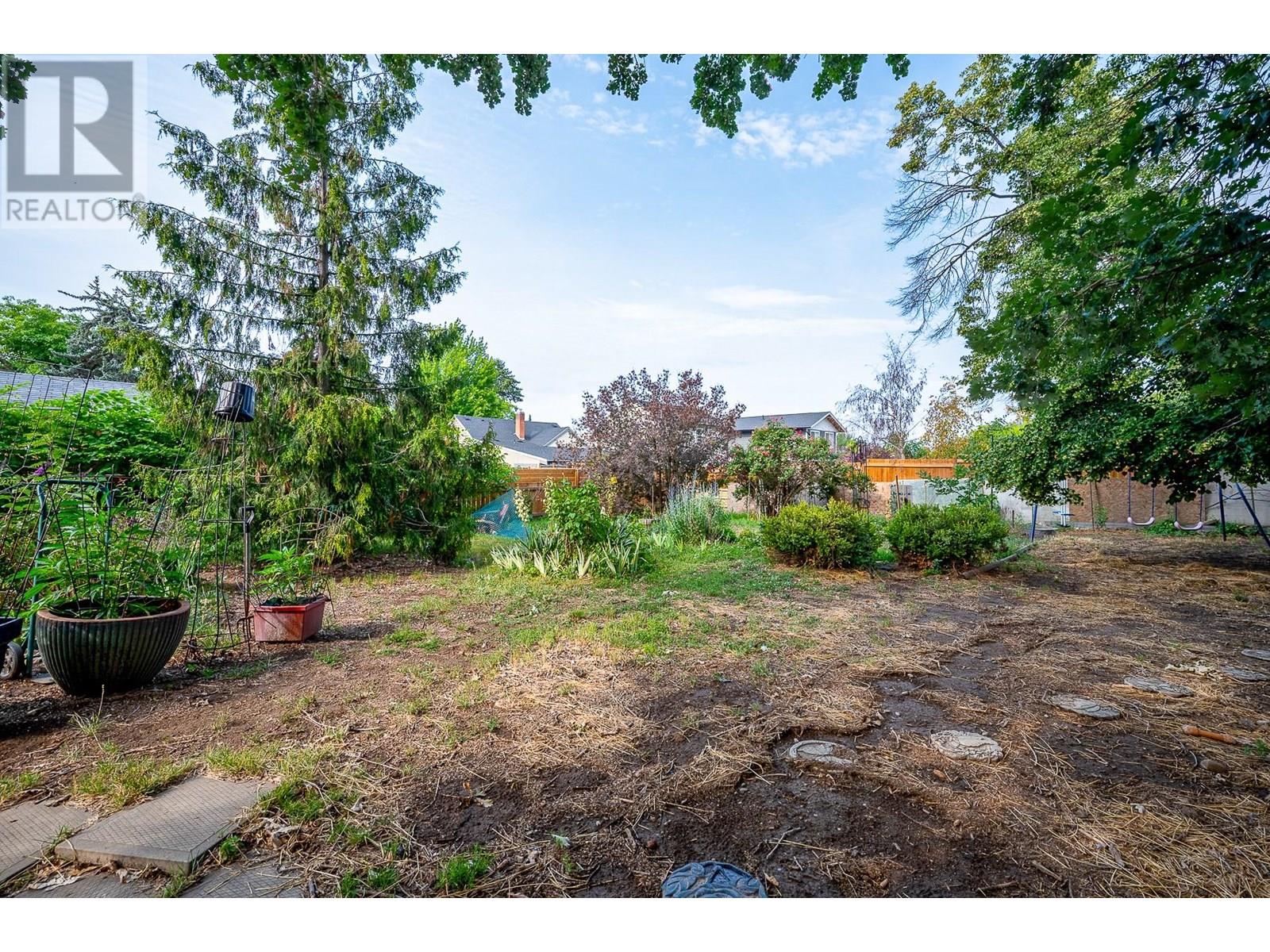 Photo 13 of 988 Glengarry Street, Kelowna BC