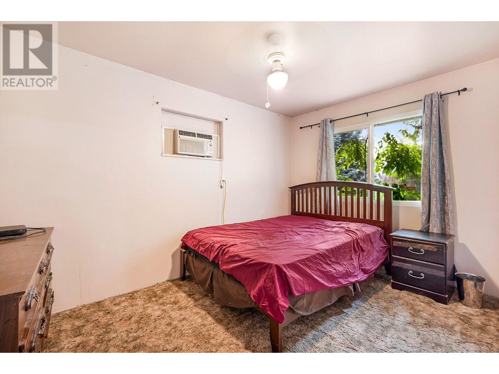 Photo 33 of 988 Glengarry Street, Kelowna BC