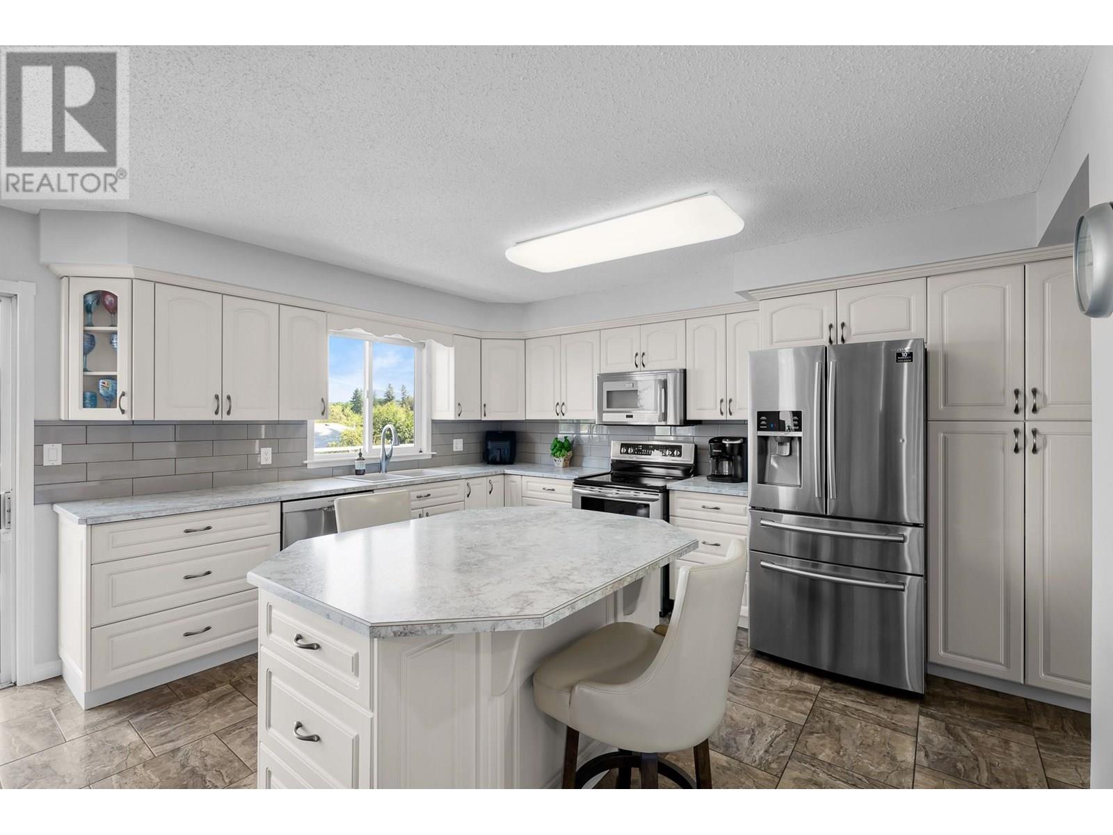 Photo 7 of 1801 2 Avenue Se, Salmon Arm BC