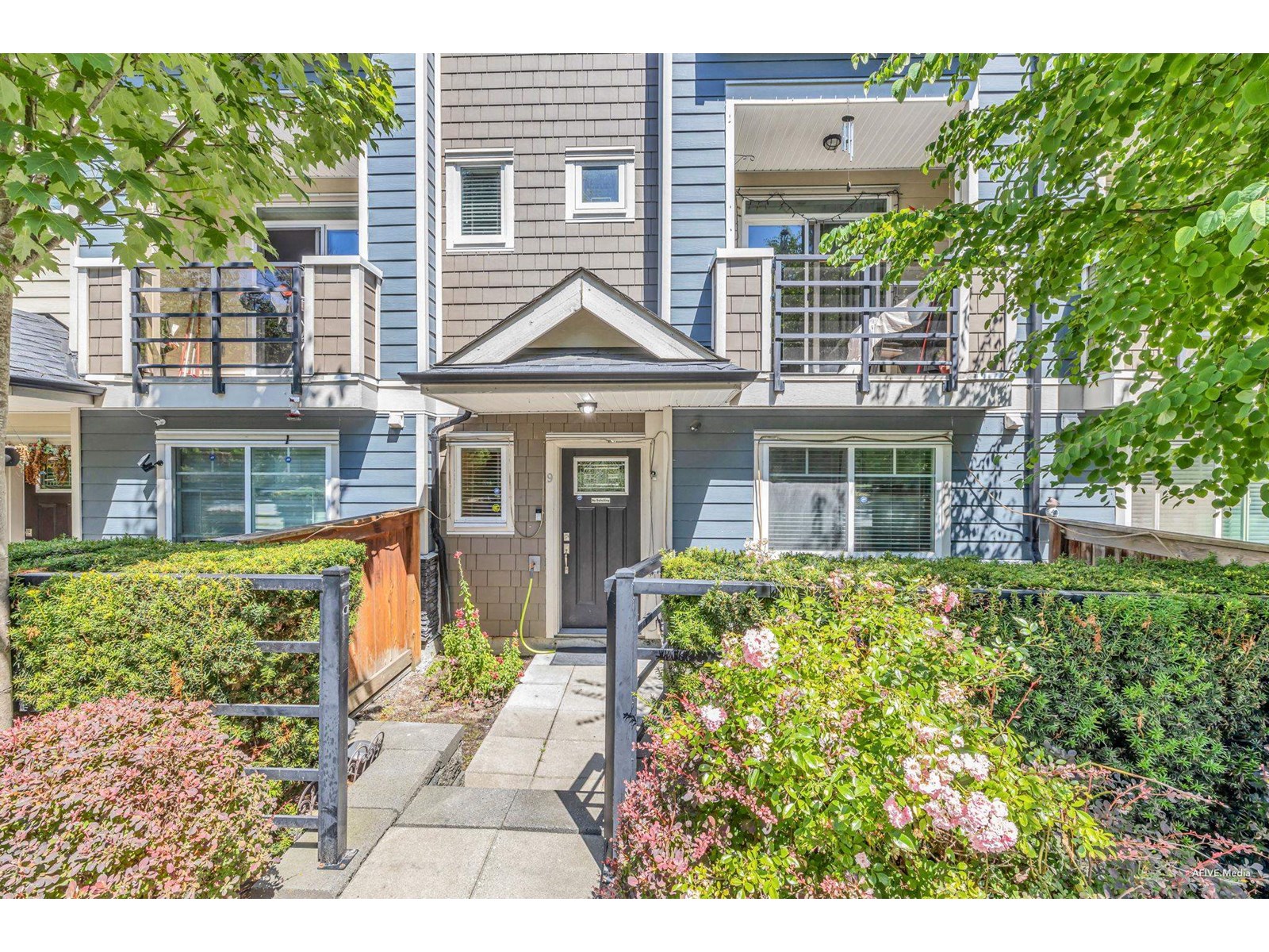 Photo 3 of 9 14285 64 Avenue, Surrey BC