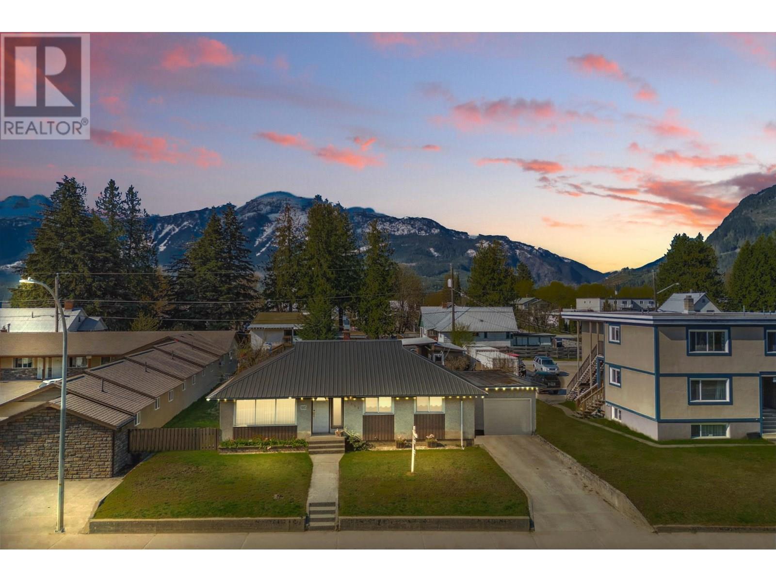 1115 Victoria Road W, Revelstoke
