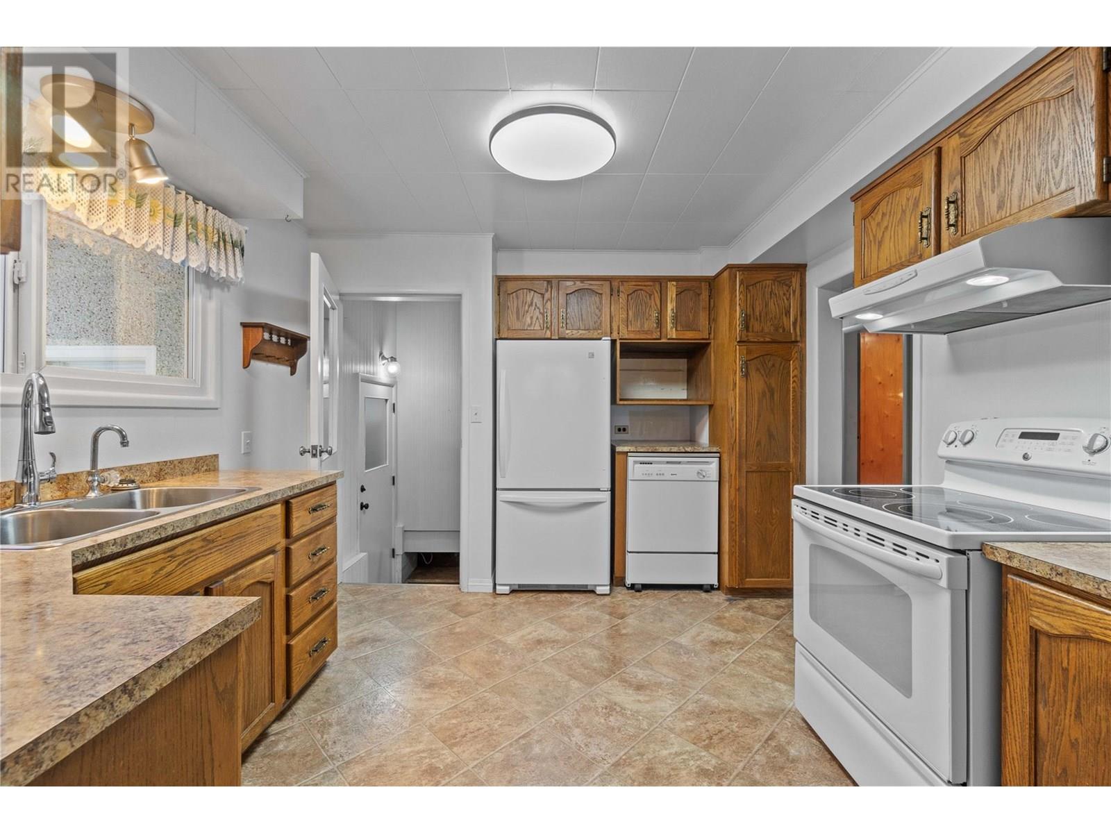 1115 Victoria Road W, Revelstoke