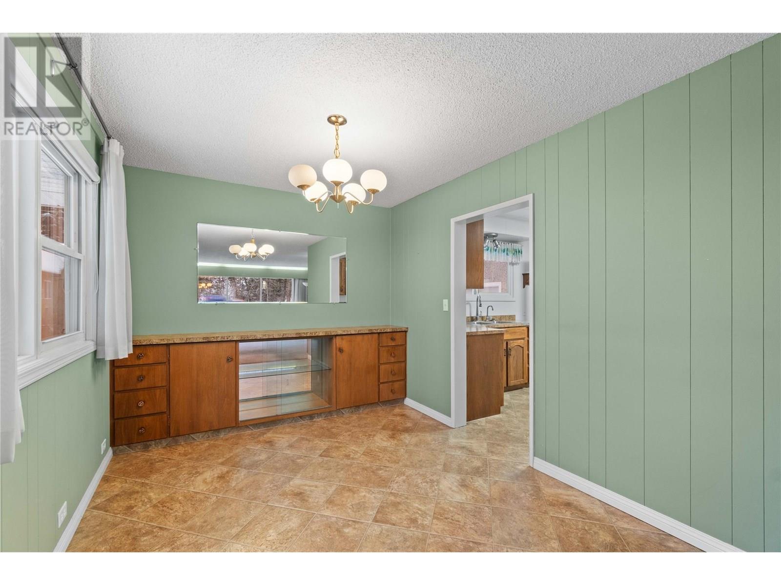1115 Victoria Road W, Revelstoke