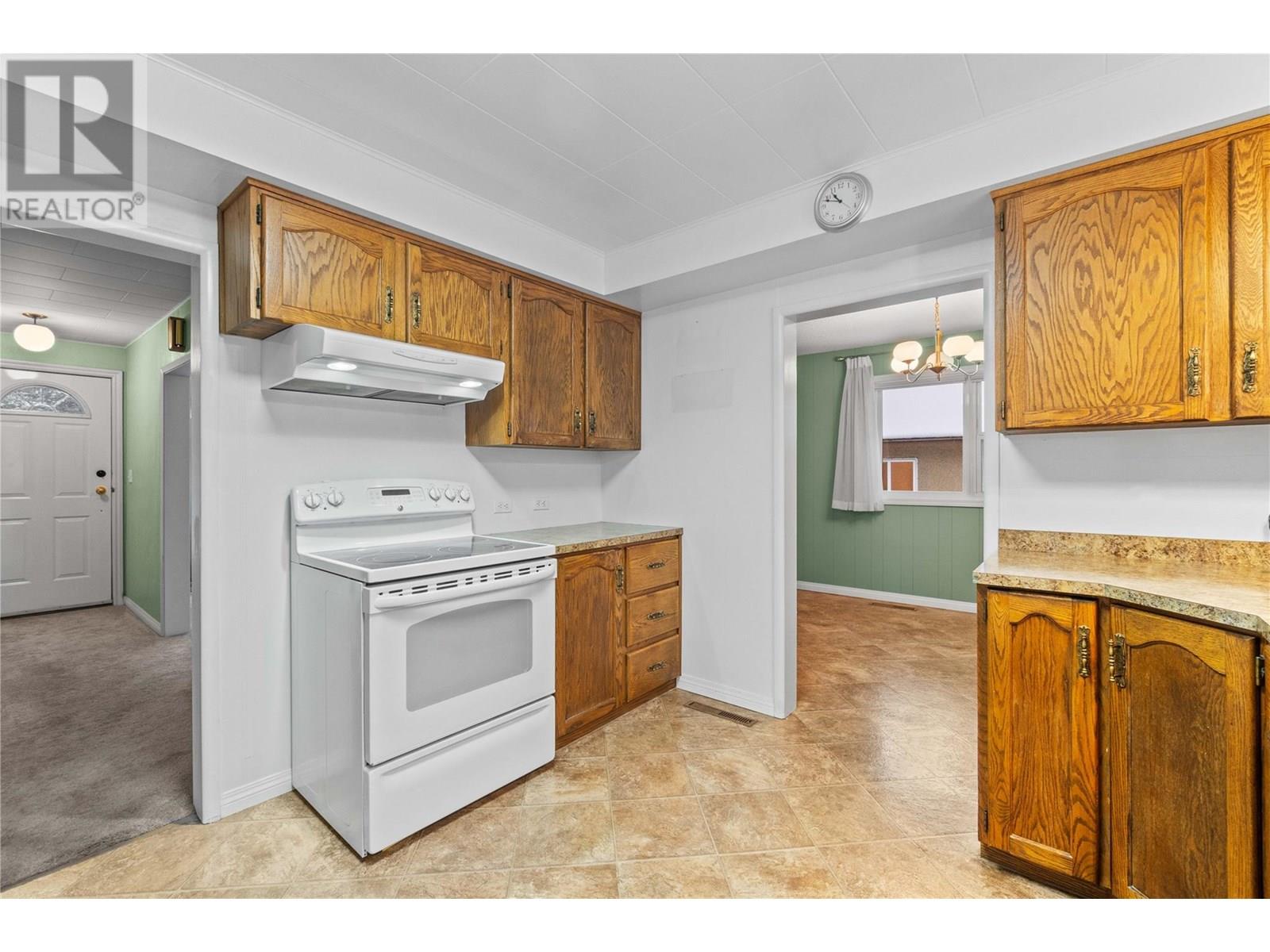 1115 Victoria Road W, Revelstoke