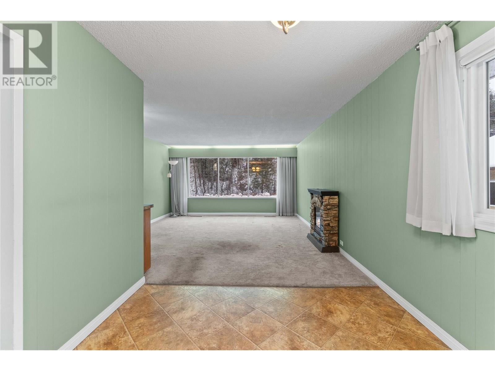 1115 Victoria Road W, Revelstoke