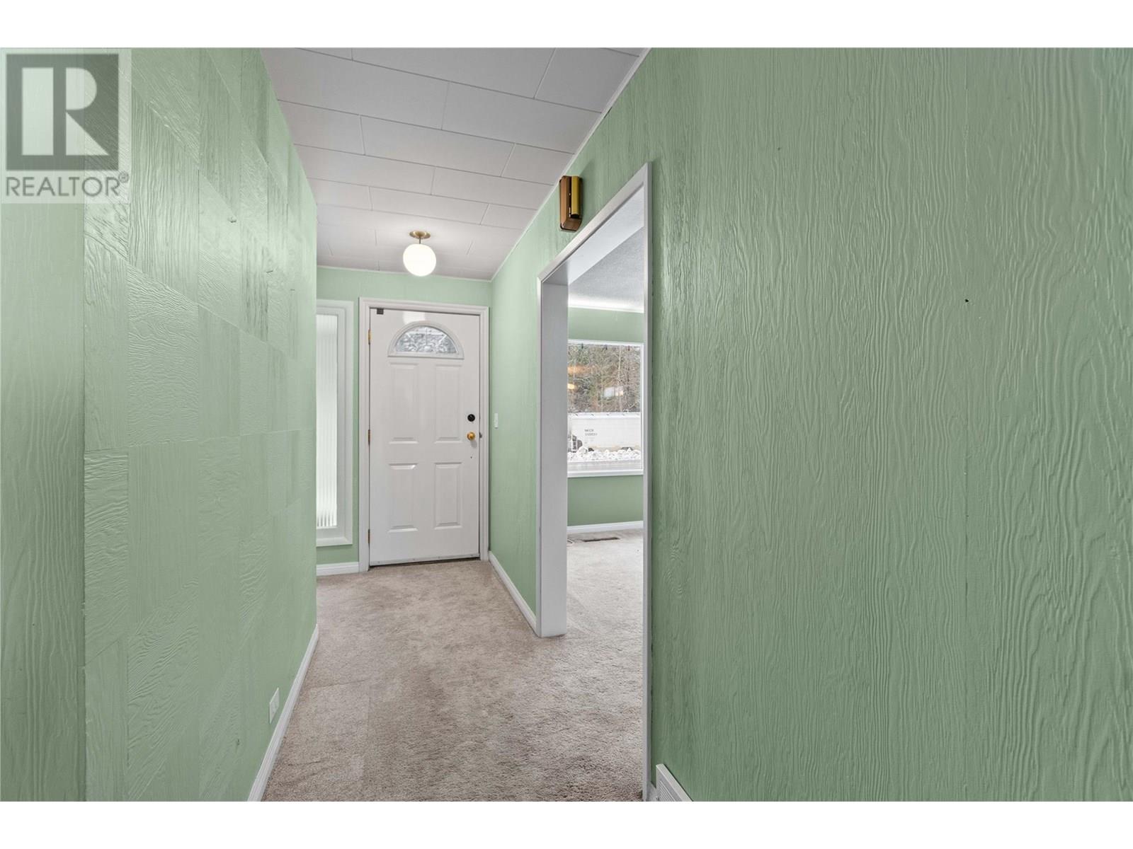 1115 Victoria Road W, Revelstoke