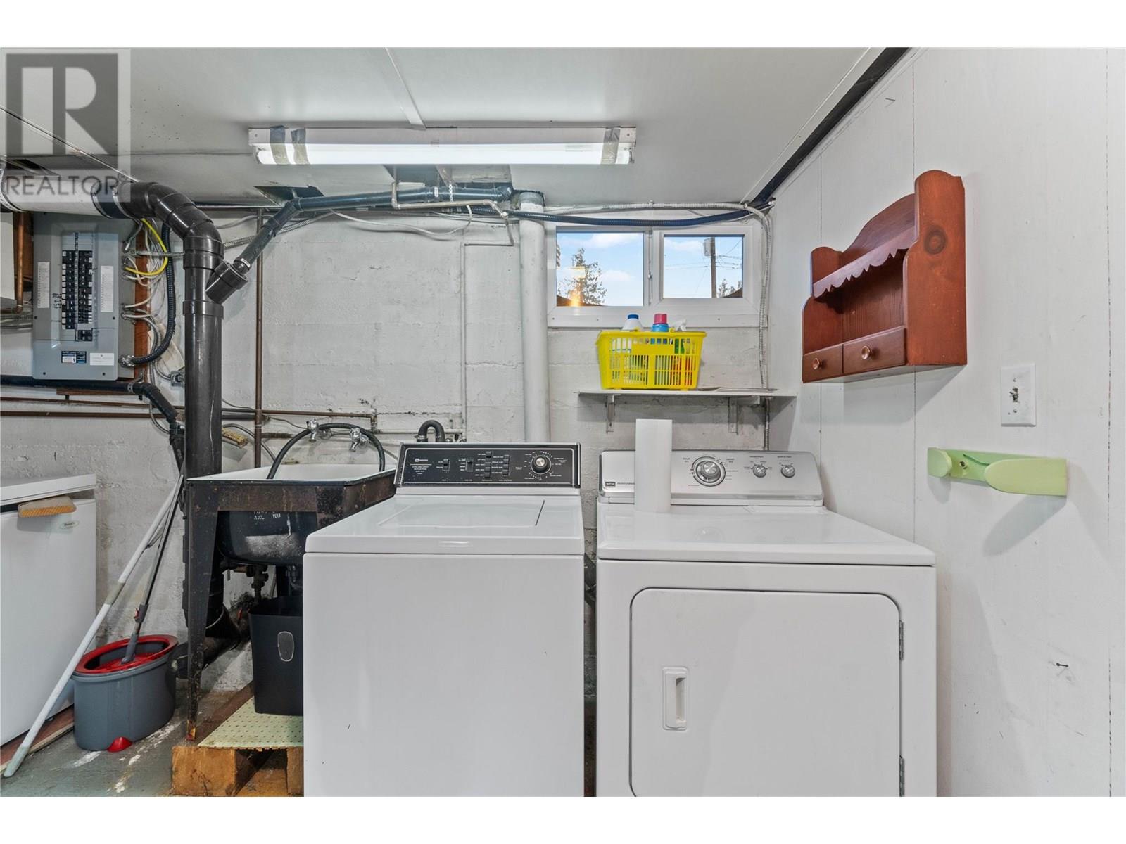 1115 Victoria Road W, Revelstoke