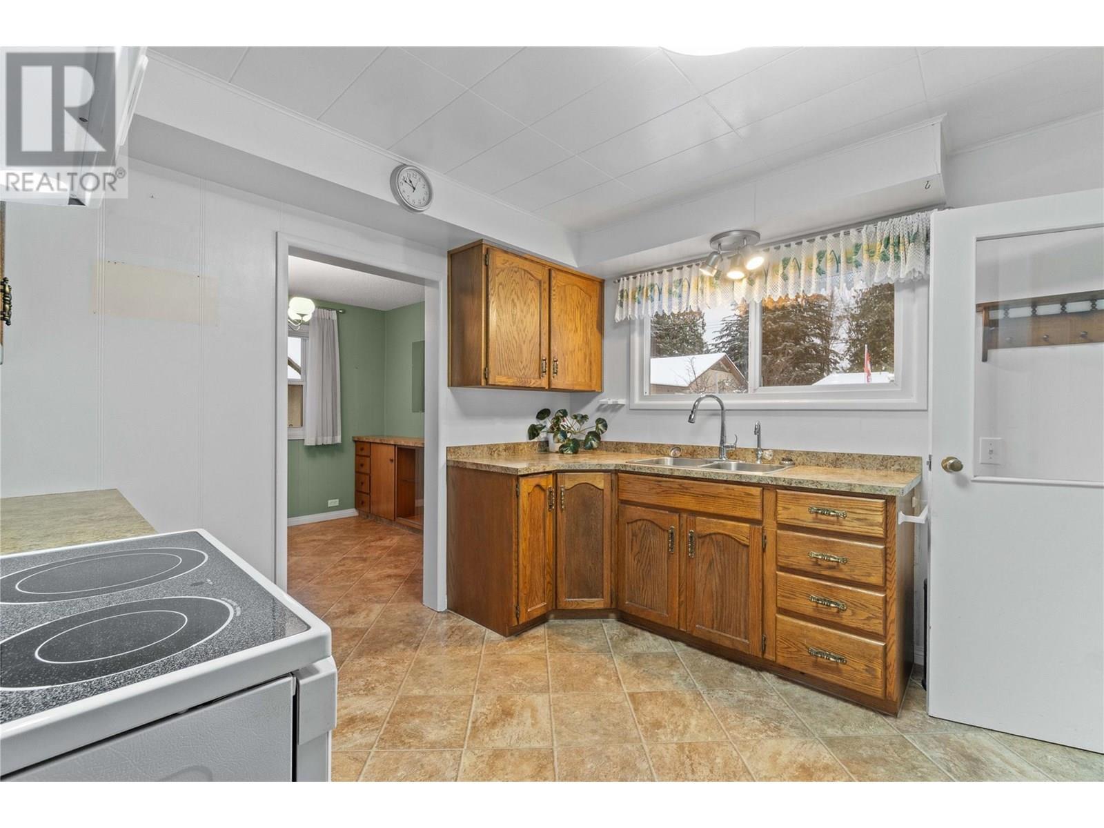 1115 Victoria Road W, Revelstoke