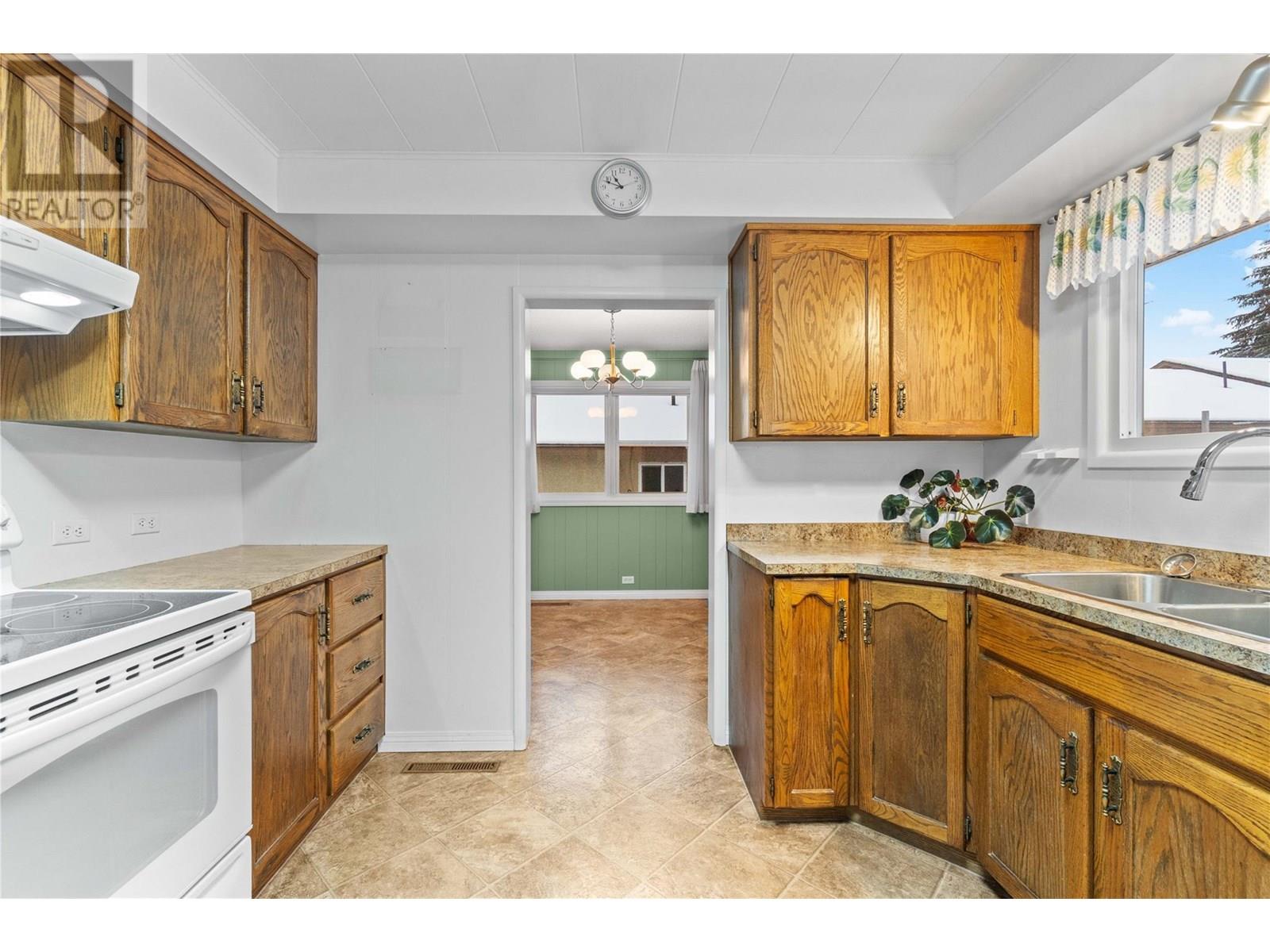 1115 Victoria Road W, Revelstoke