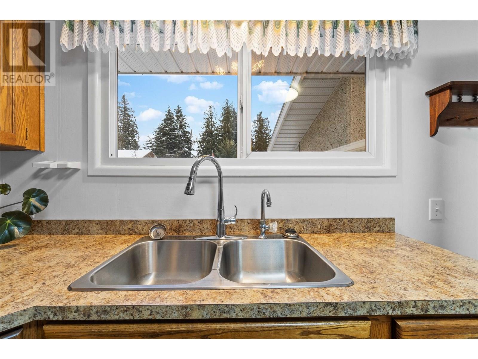 1115 Victoria Road W, Revelstoke