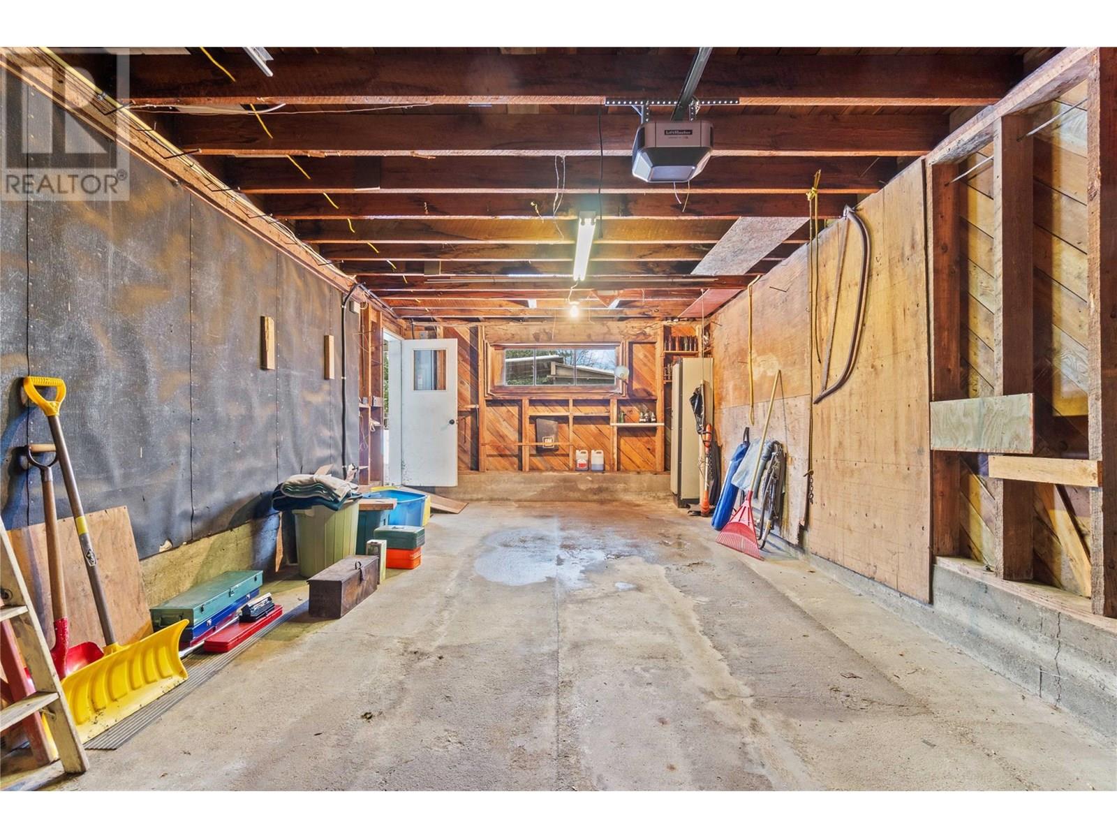 1115 Victoria Road W, Revelstoke