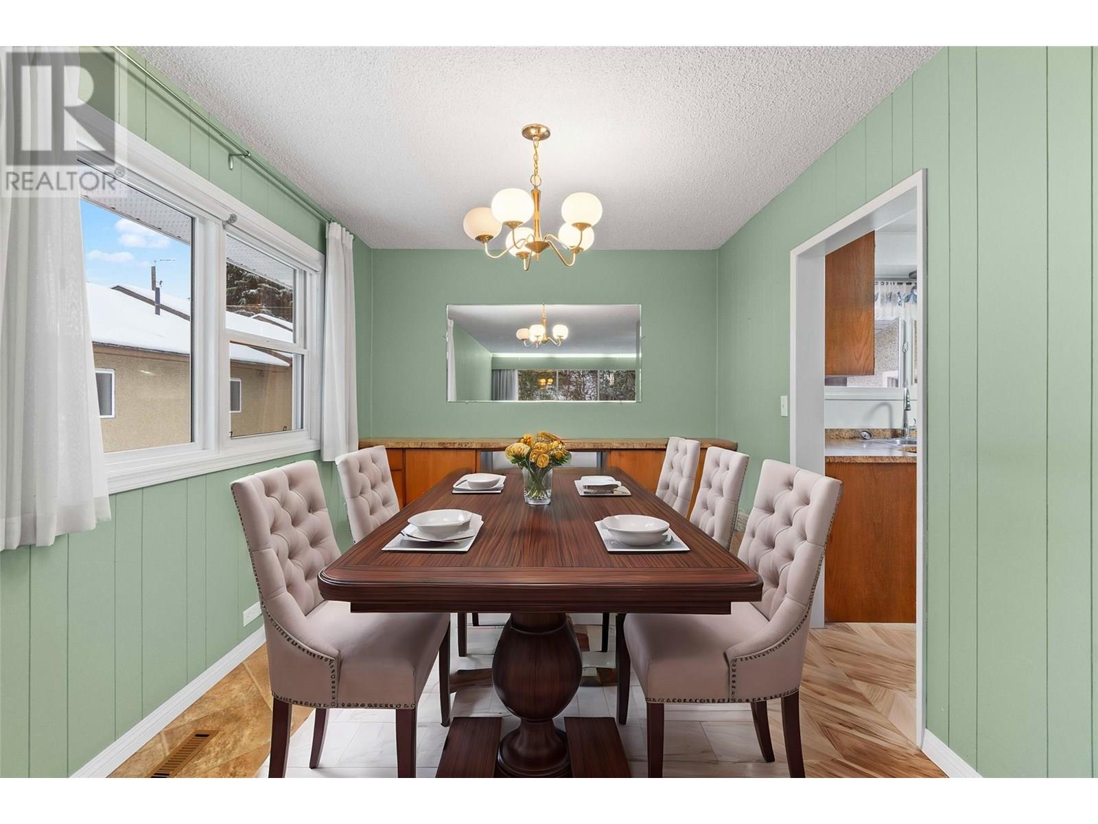 1115 Victoria Road W, Revelstoke