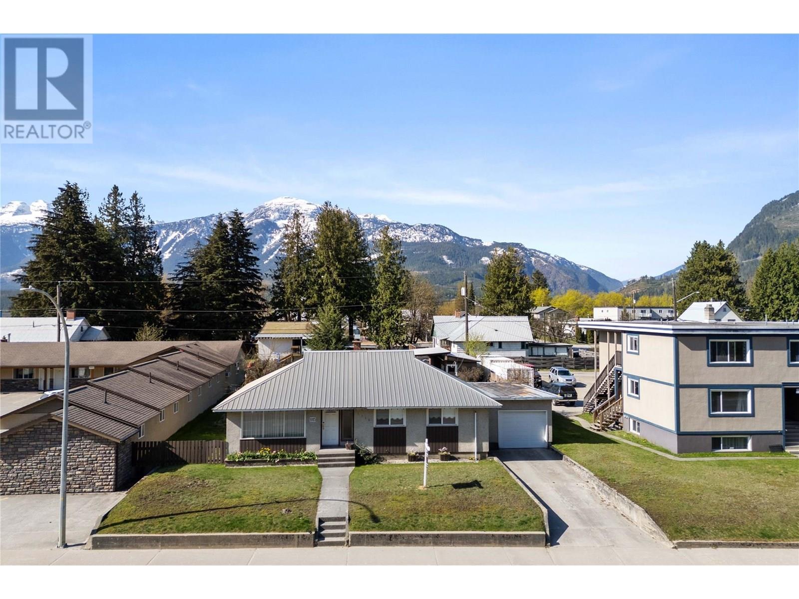 1115 Victoria Road W, Revelstoke