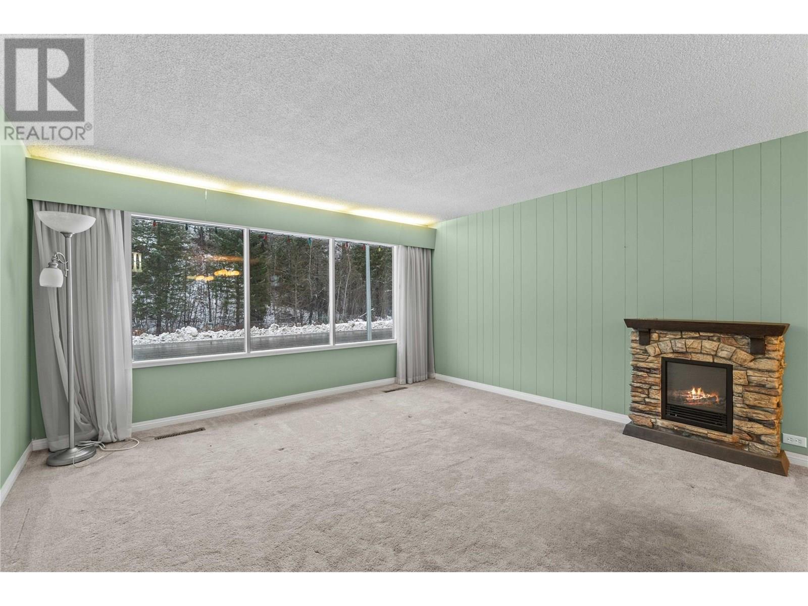 1115 Victoria Road W, Revelstoke