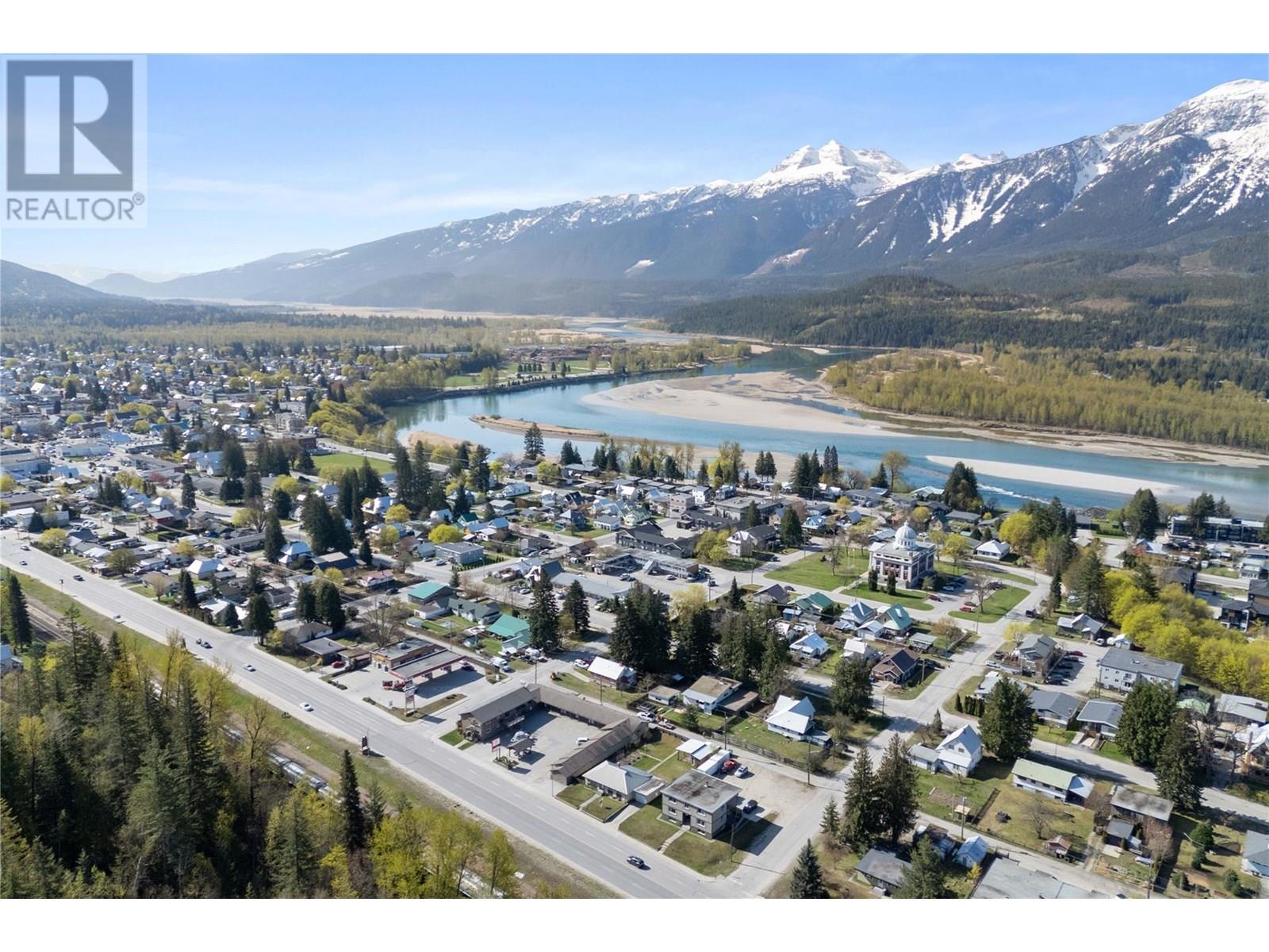 1115 Victoria Road W, Revelstoke