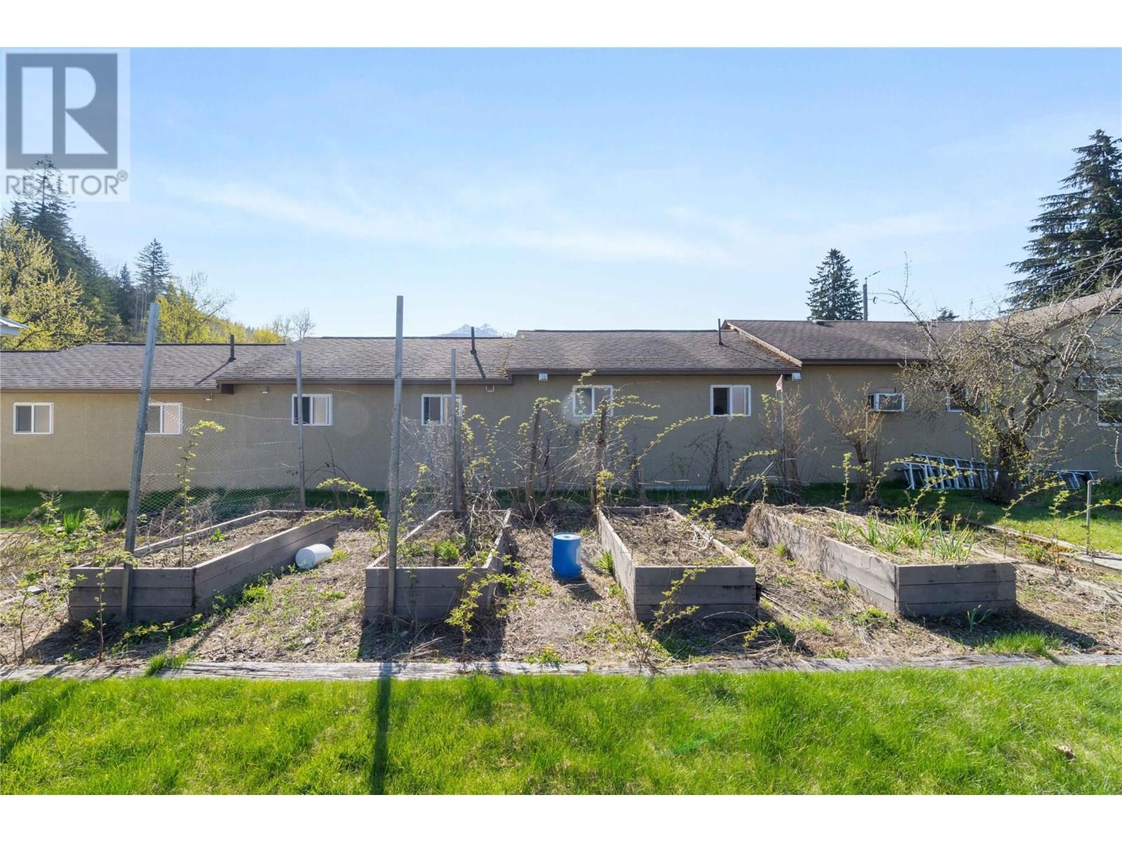1115 Victoria Road W, Revelstoke