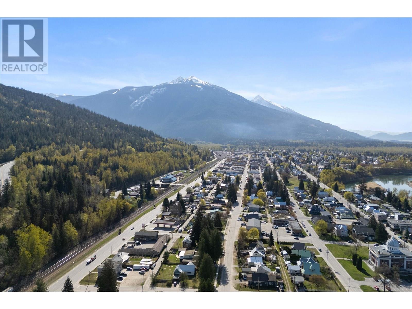 1115 Victoria Road W, Revelstoke