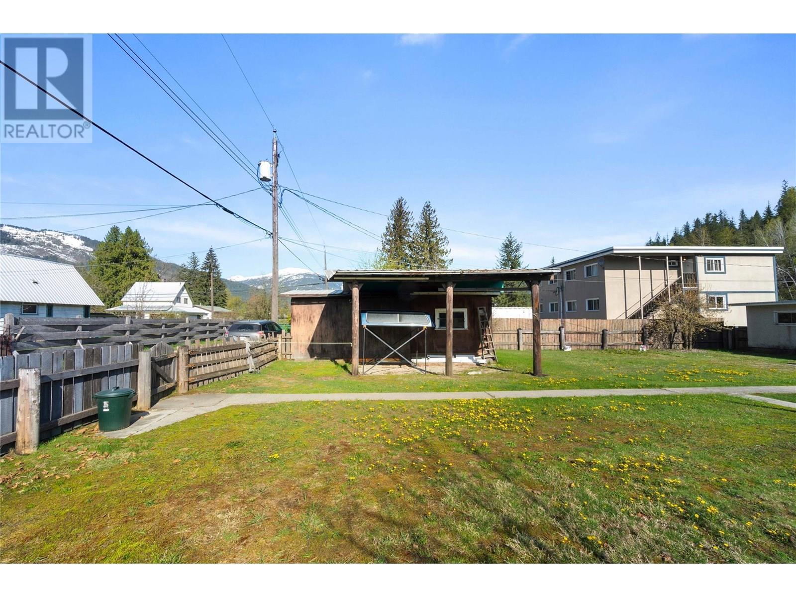 1115 Victoria Road W, Revelstoke