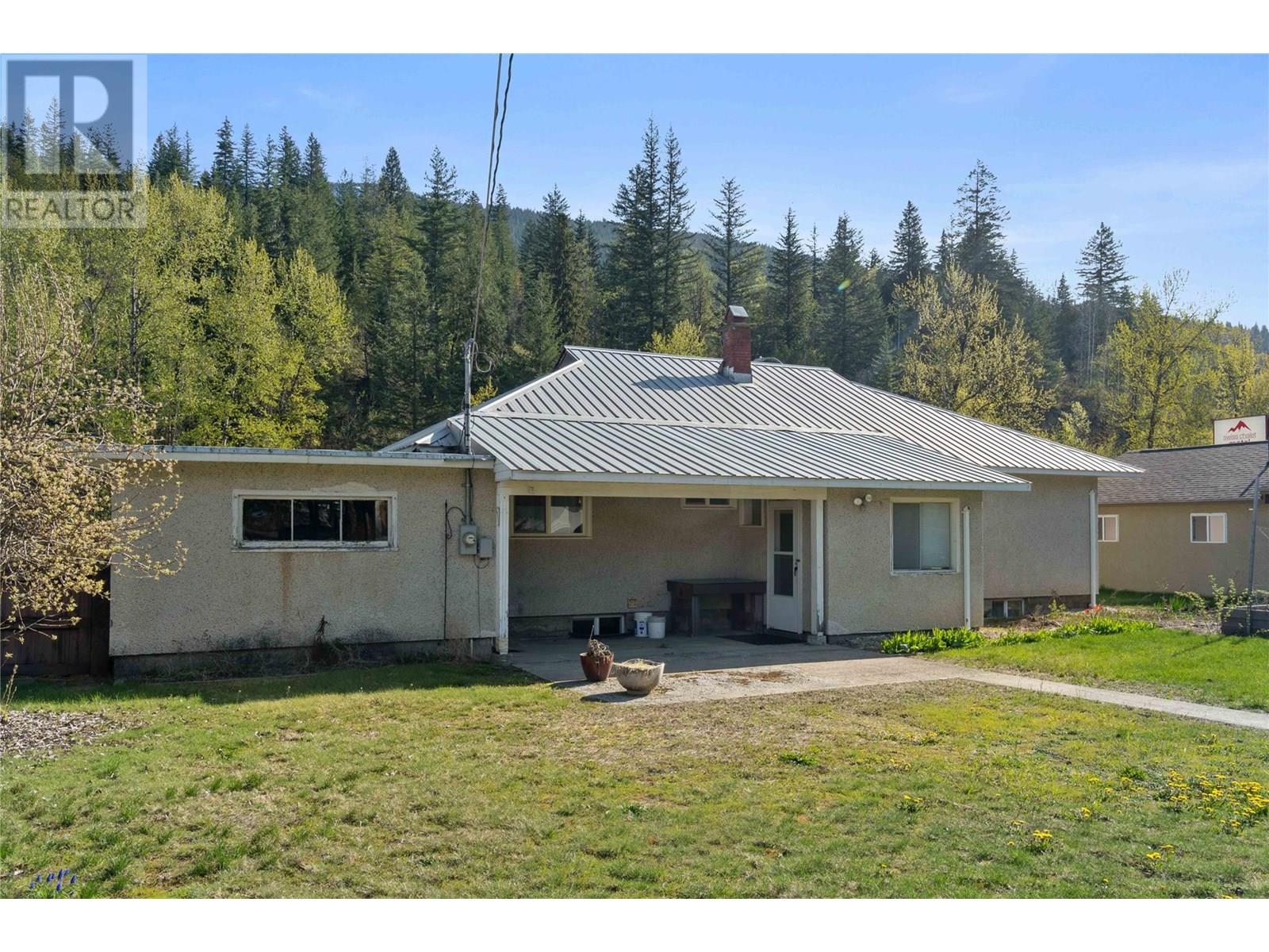 1115 Victoria Road W, Revelstoke