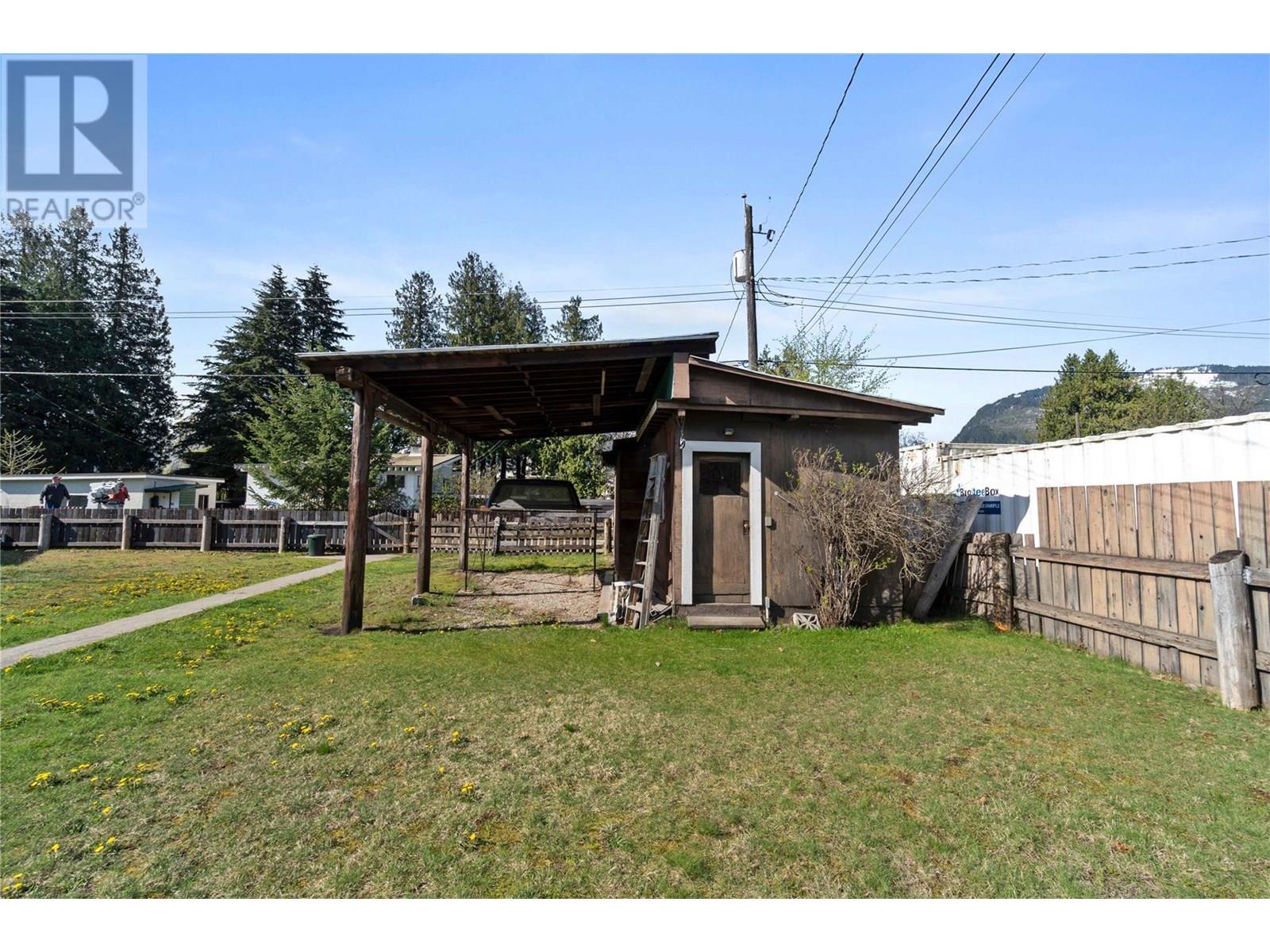 1115 Victoria Road W, Revelstoke