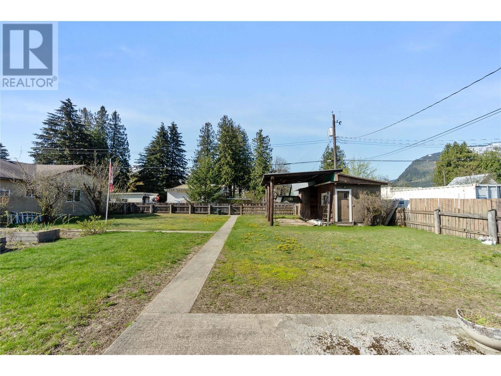 1115 Victoria Road W, Revelstoke