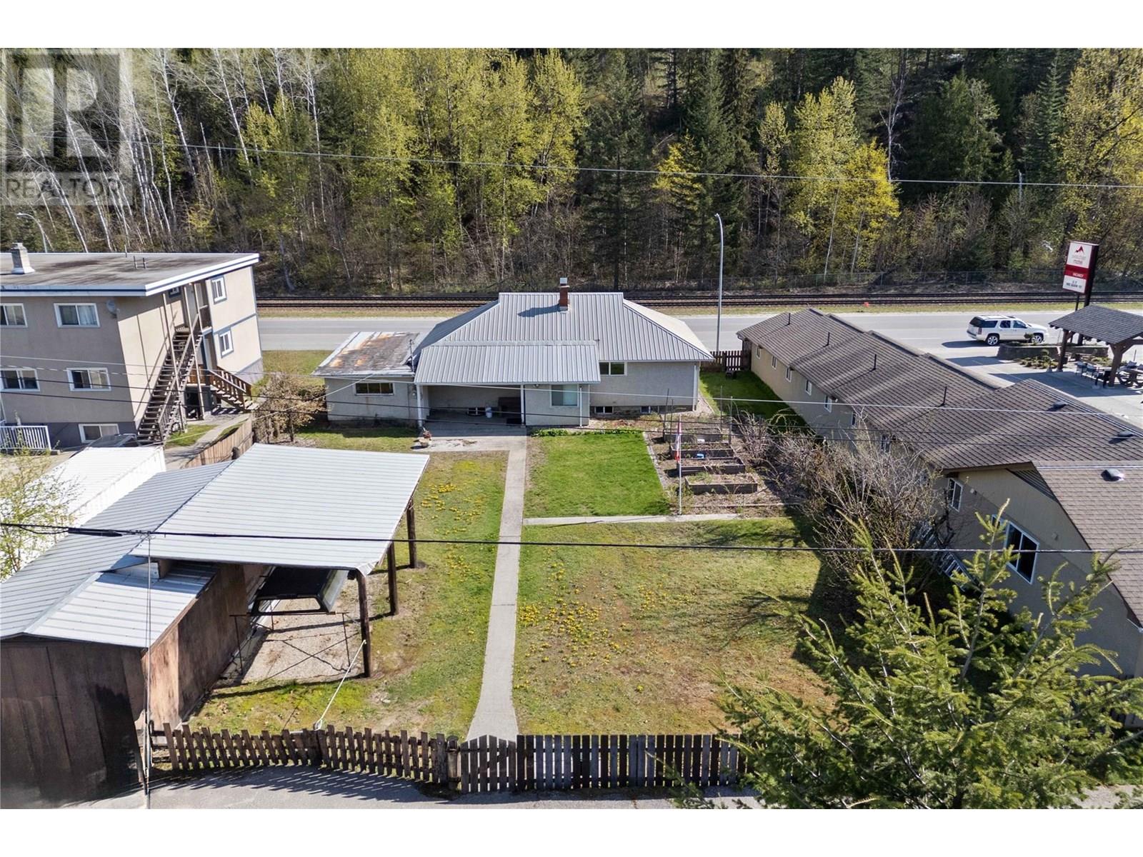 1115 Victoria Road W, Revelstoke