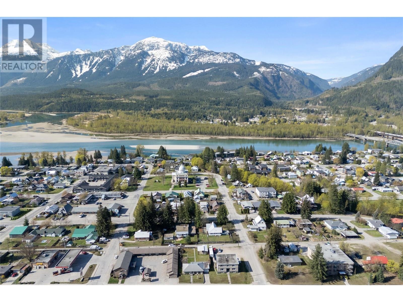 1115 Victoria Road W, Revelstoke